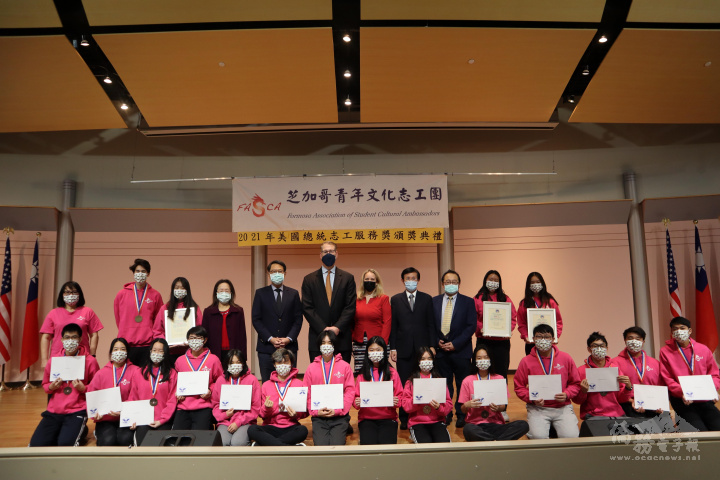 駐芝加哥辦事處處長姜森(後排左5)、副處長陳彥夆(後排右4) 、伊州參議員John Curran(後排左6)、衆議員Deanne Mazzochi(後排右5)、芝加哥文教中心主任劉綏珍（後排左4）及全體獲獎志工合影