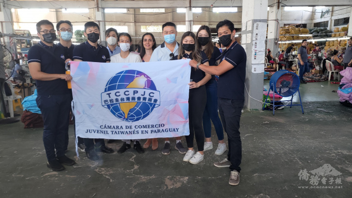 青商會員前往東方市市郊的飛揚毛毯工廠參觀，並於行程結尾與陳雨東廠長合影留念