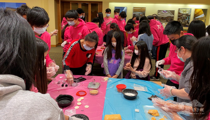 學員們與家人一起參與，大家手腦並用，盡情發揮，迫不及待想嚐嚐看自己做的月餅