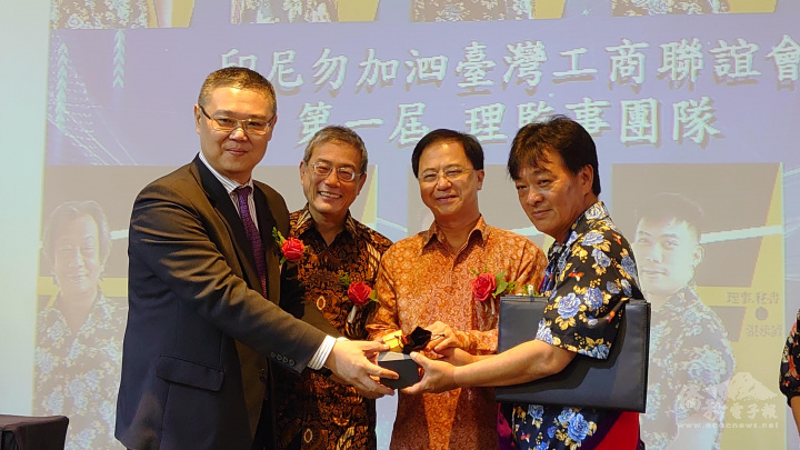 駐印尼代表處公使蕭振寰(左2)、僑務組組長汪樹華(右2)見證授印儀式，印尼臺商總會總會長王安左(左1)、勿加泗臺商會理事長林茂松(右1)