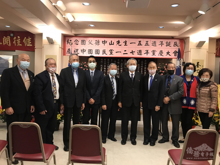 賴銘琪（右5）、蘇上傑（左4）與僑團代表合影
