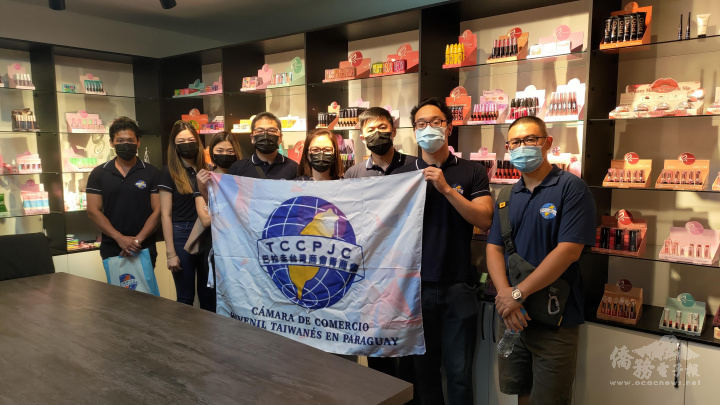 參訪青商會員與D'Hermosa負責人林意敏共同合影留念