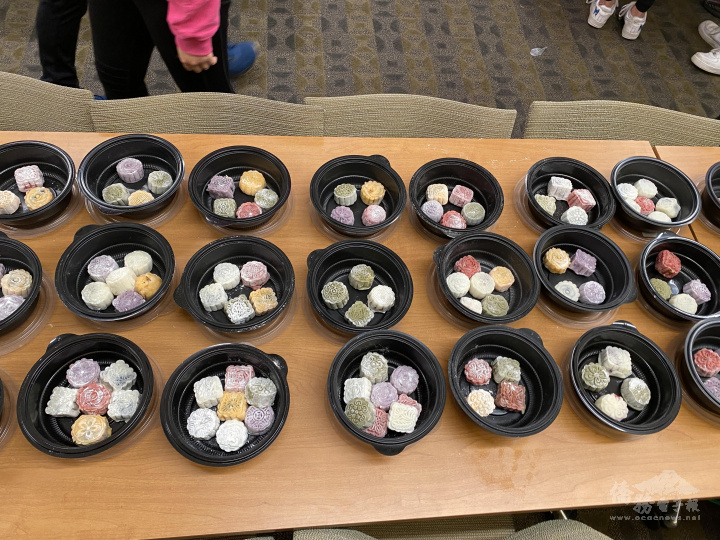 學員們的月餅出模後，小心翼翼地把做好的月餅放在盒子裏，帶回家分享家人