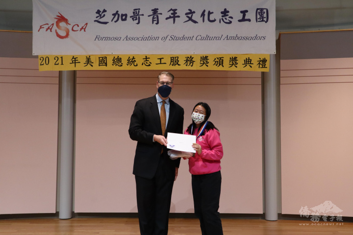 伊州參議員John Curran為獲獎志工頒發獎章及獎狀