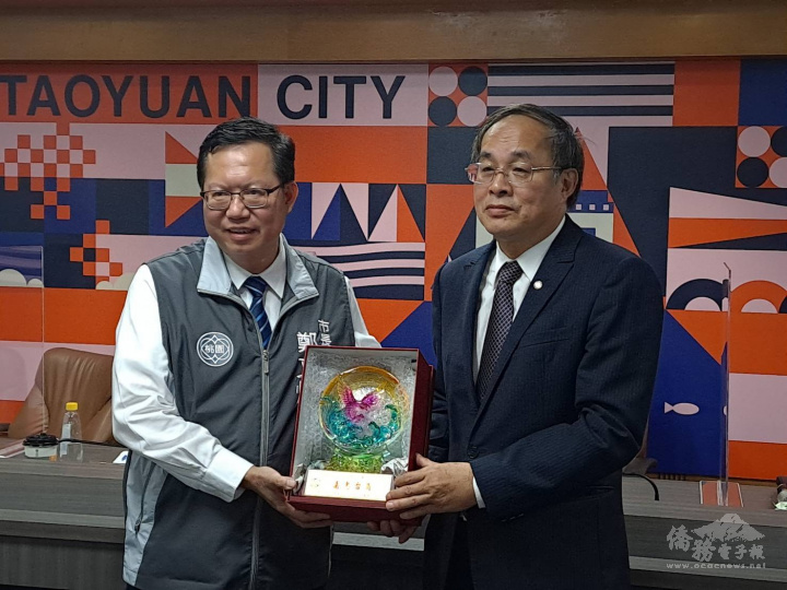 亞洲臺商總會拜會桃園市政府，總會長江福龍(右)致贈紀念品予桃園市市長鄭文燦(左)