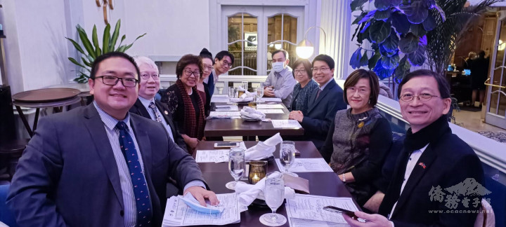 陳文儀(右三)接待鄭秀明(左三)一行6人