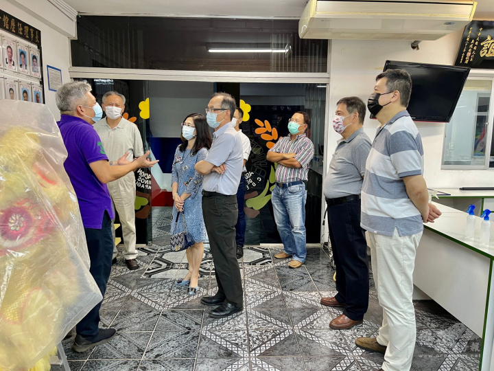 東方市中華會館理事長司徒梓明向總領事張俊彬介紹東方市中華會館的歷史沿革