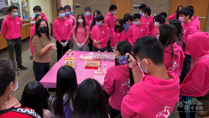 在實際製作冰皮月餅前，黃金香仔細講解製作訣竅