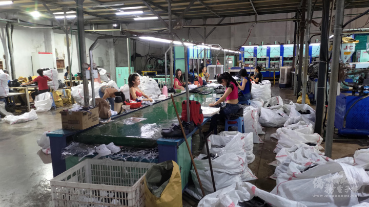 前往Yvote拖鞋工廠了解模型射出的機臺運作，及後續檢驗、品管、包裝、分類等流程。