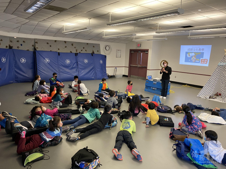 路永宜老師以「魔鏡媽媽」的裝扮登場，進行成語文化教學