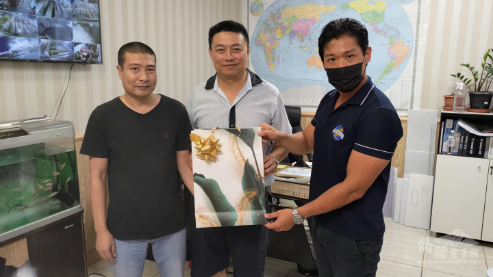 最後一個行程前往PVC塑膠隔板工廠，除了致贈感謝狀給倪文偉經理，另外由青商會張呈祥副會長代表致贈禮物，感謝僑領施智文全程陪同參訪，並分享自身的投資經驗。