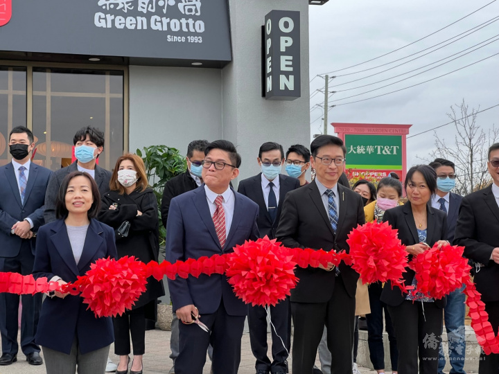 陳錦玲（左一）於剪綵儀式中致詞，旁邊為餐廳負責人徐弘益（左二）及剪綵嘉賓彭錦威省議員（右二）及蔡曉萍（右一）