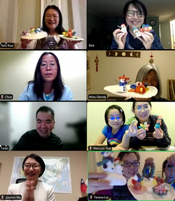 報名的鄉親一同展示剛剛完成的捏麵人作品。僑委會民俗文化種子教師邢台睿（左行1）、主持人周春（左行2）、圖書館活動負責人Toan Lam（左行3）、廣東話翻譯老師畢慧儀（右行1）、西雅圖文教中心主任吳曉竹（左行4）