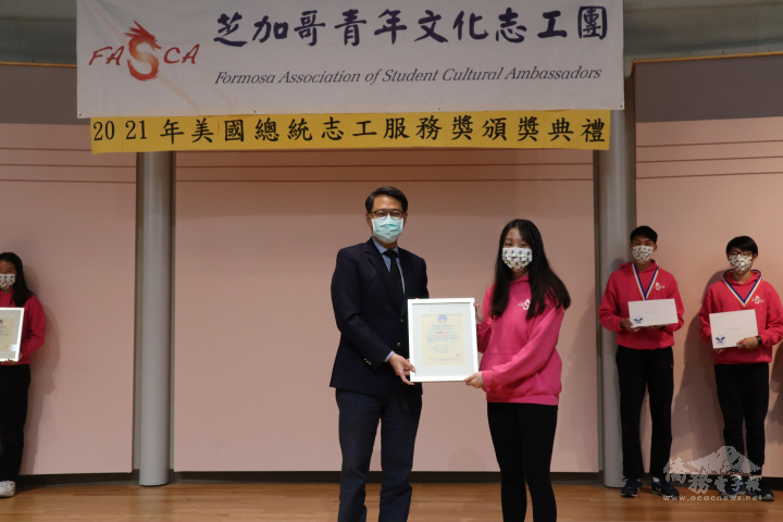 姜森頒發3位連續3年獲獎志工獎狀