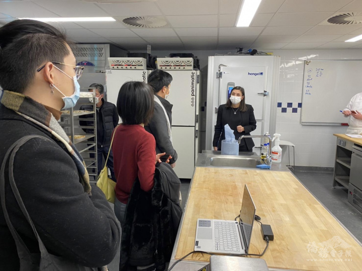 藍帶餐飲學院工作人員介紹烘焙教室