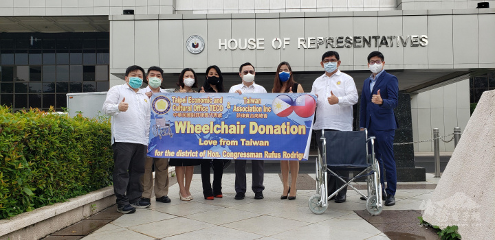 菲律賓臺商總會總會長黃雅惠〈右3〉等人與眾議員羅德里格斯辦公室幕僚長德查韋斯〈右4〉合影。