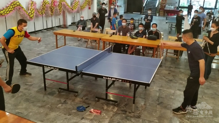 桌球講師何恒慶為愛好桌球僑民調整桌球技術姿勢