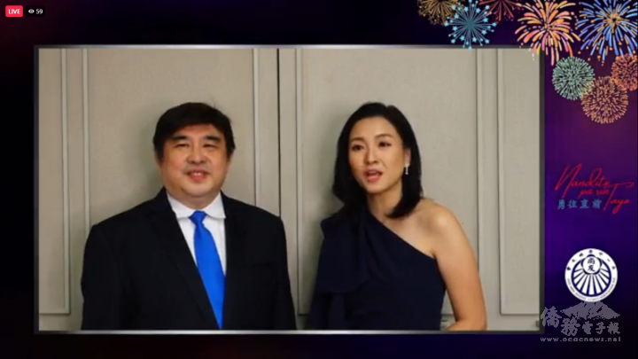 尚一中學校友回校慶祝會活動主持人郭彥希〈左〉及李金美〈右〉。