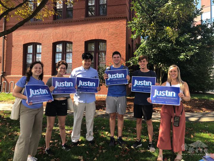 曾御宸 (圖左三) 與來自塔芙茨大學競選志工與支持者