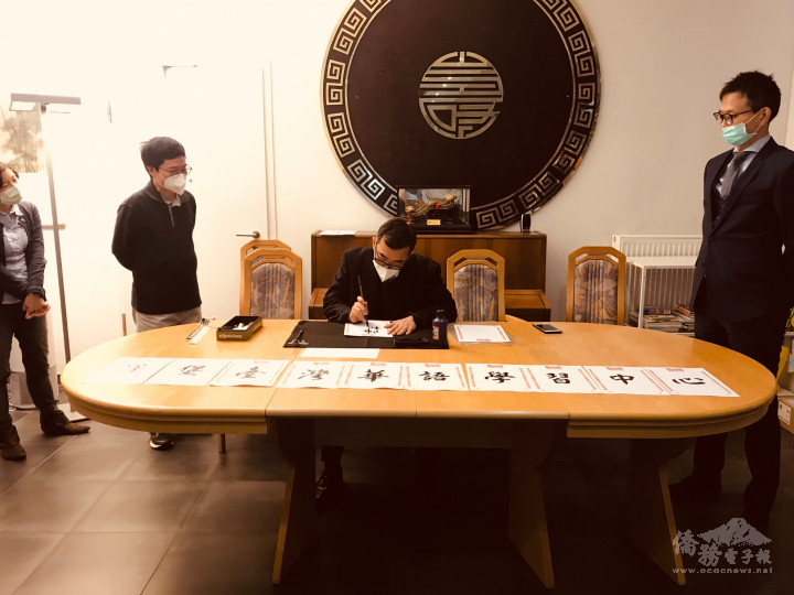 陳槱順即興揮毫