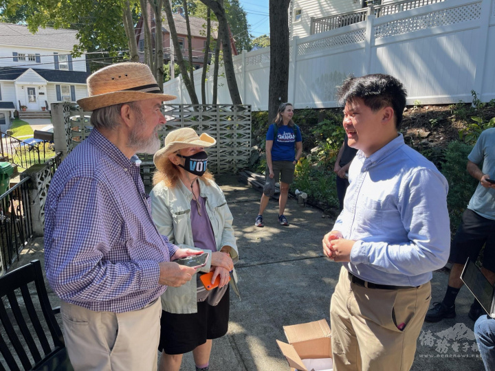 曾御宸 (圖右) 與Medford市民討論居住正義