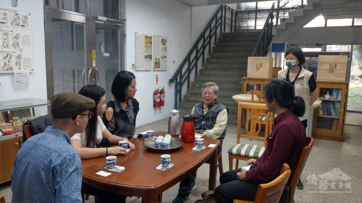 曾志正與訪賓喝茶聊天，暢談臺茶生技產品的研發歷程