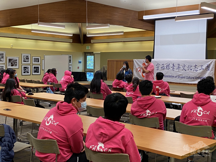 急救常識訓練課程由王淑斐講解各種突發急救的處理程序