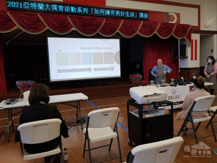 劉秀皇(右)及Ben Li教大家如何做手沖咖啡