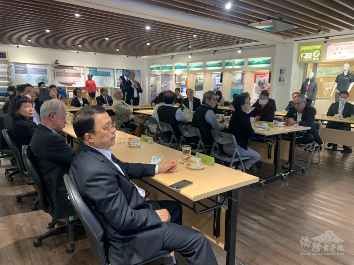 亞洲臺商總會參訪聚紡股份有限公司，由陳國欽董事長接待分享經營理念，並介紹該公司生產的機能衣和防護衣