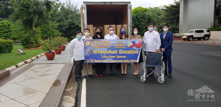 黃雅惠〈右4〉、李聰福〈左2〉、黃仲庭〈右2〉、李欣芬〈左3〉、黃得富〈左1〉、邵詠潔〈右3〉及林維庭〈右 1〉等人將20臺愛心輪椅移交給德查韋斯〈左4〉。