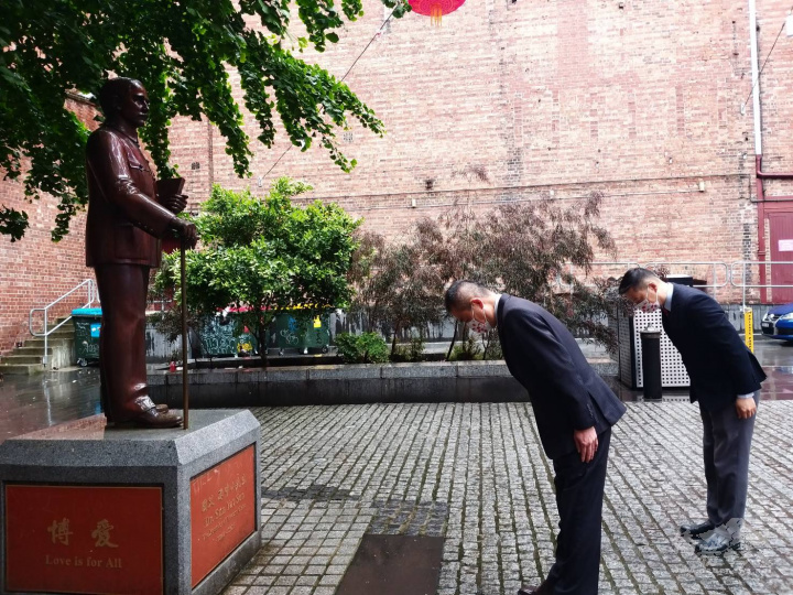 11月12日國父誕辰，處長林起文偕同仁向國父銅像行禮致敬