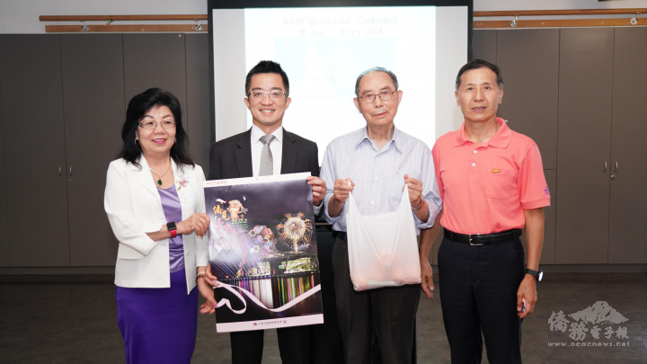 歐陽群(左2)致贈水果及僑委會月曆