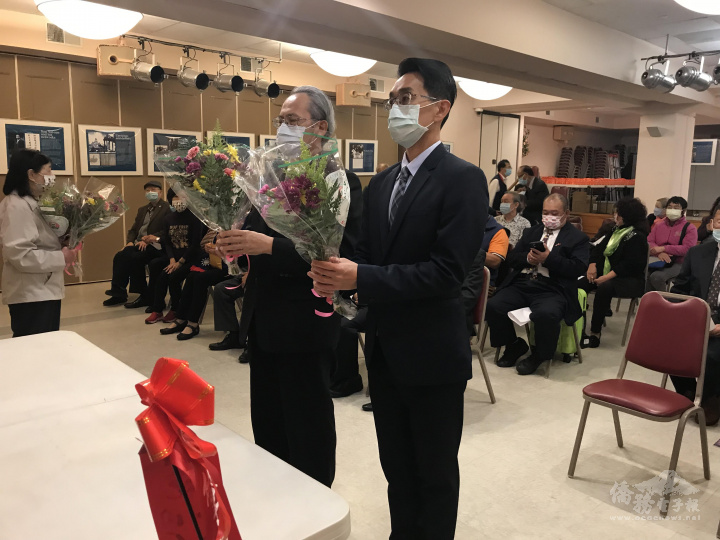 賴銘琪及蘇上傑向國父銅像獻花