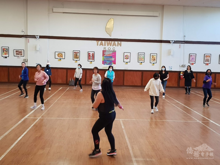 李采貞帶領來賓跳Zumba