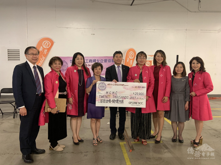 洛杉磯文教中心主任張皓鈞(右5)、駐洛杉磯辦事處經濟組組長劉倫正(左1)、臺貿中心主任林鳳珠(右2)應邀出席致詞參訪活動並見證捐贈儀式