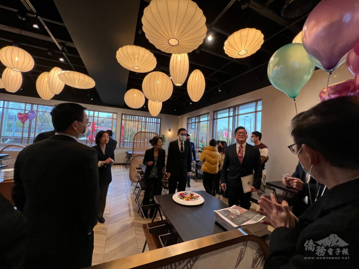 陳錦玲（左一）、孫國祥（左三）及蔡曉萍（左二）於開幕前向餐廳負責人徐弘益（左三）祝賀