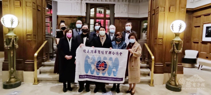  駐加拿大代表處代表陳文儀(前排右三)、胡啟娟 (前排左一)、高懷京(後排右一)與北美洲華商經貿聯合總會鄭秀明(前排右一)、蔡明良(前排左二)、葛華琳(後排左一)、宋文中(後排左二)、官俊憲(後排右二)及劉鋮(後排右三)等合照