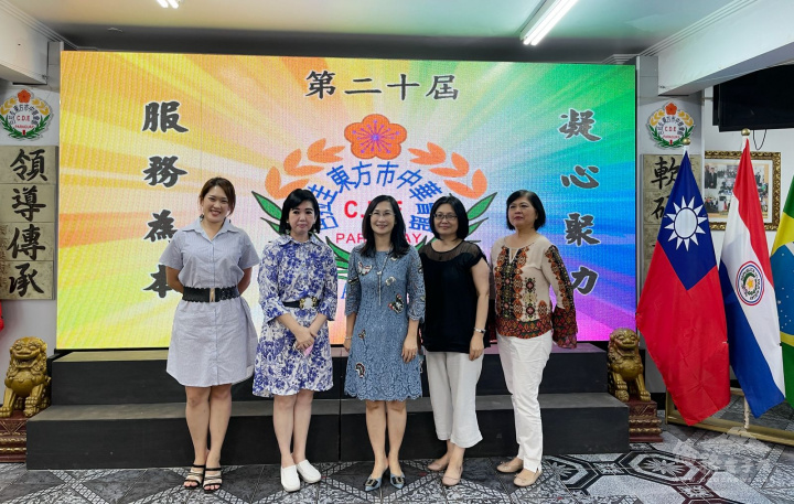 總領事夫人劉俊君與會館理監事夫人們合影留念（左起：法律顧問張文綺、理事長夫人宋彥欣僑務促進委員、總領事夫人劉俊君、理事夫人李敏黛、財務長夫人楊美瑜）