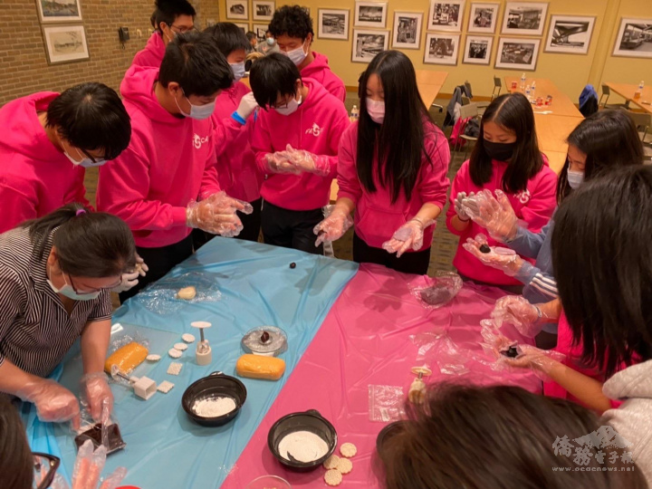 學員們個個認真投入製作冰皮月餅，一次比一次熟練