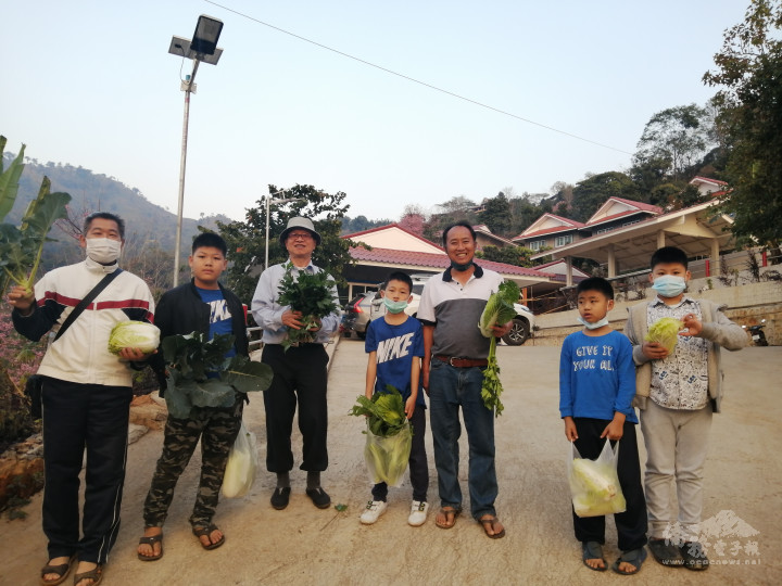 泰北華校師生參觀莊萬能的莊園，採摘有機蔬果
