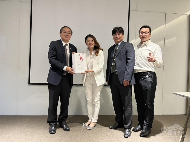 亞洲臺商總會參訪嘉里大榮觀音物流中心，總經理陳君儀（左2）致贈紀念品，由總會長江福龍（左1）代表接受