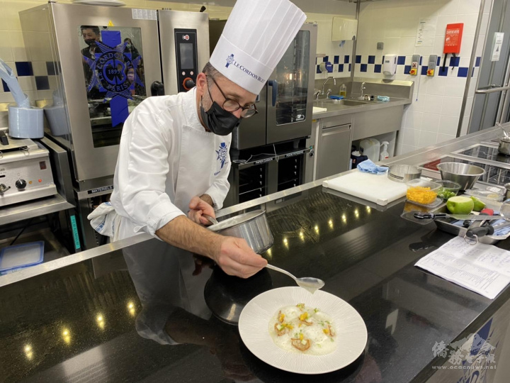 藍帶餐飲學院主廚Williams Caussimon向學員介紹食材並親自示範料理製作