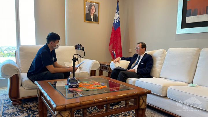 駐巴拉圭大使韓志正在僑務新聞志工的專訪下，暢談旅巴僑界的防疫貢獻。
