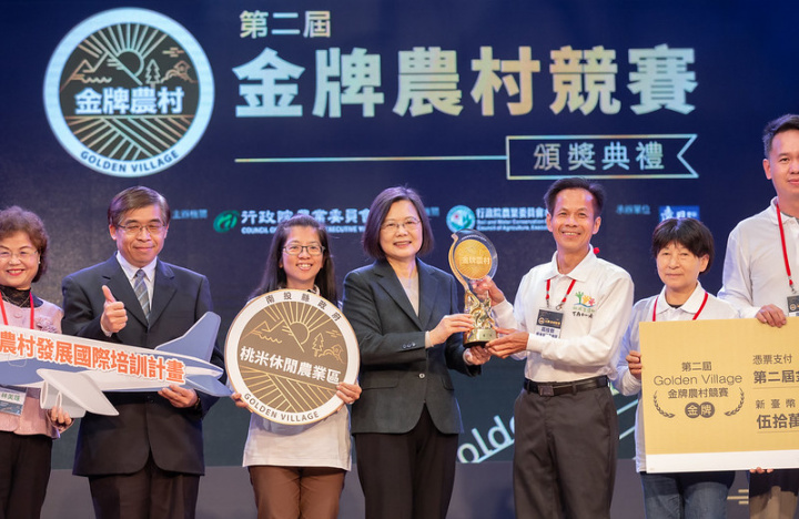 總統頒發獎座予得獎社區代表，表彰他們對於促進農村發展的傑出貢獻