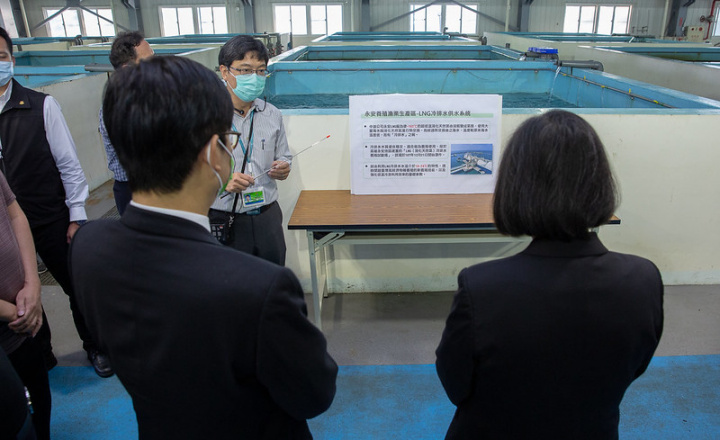 總統在「永安LNG冷排水養殖試驗場」聽取高雄市政府海洋局主任秘書薛博元介紹供水系統