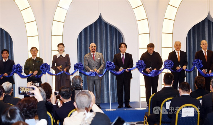 On the stage, Vice President Lai Ching-te (fourth right) Taipei Mayor Ko Wen-je (third right) join the Jewish community center's founders Jeffrey D. Schwartz (fourth left) and his wife Na Tang (third left) at the opening ceremony. CNA photo Dec. 29, 2021