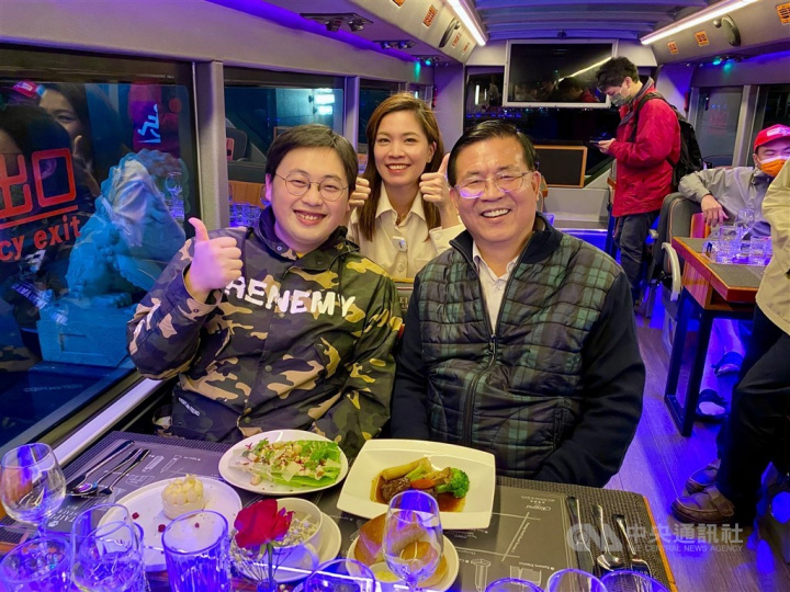 Taipei Restaurant Bus CEO Hsu Hao-yuan (front, right) and Liu Yi-ting (front, left), commissioner of Taipei's Department of Information and Tourism