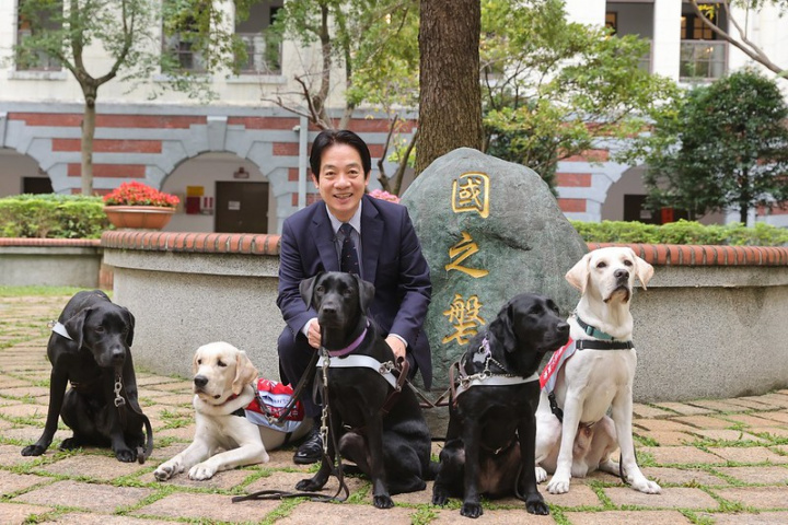 賴清德副總統23日下午接見社團法人台灣導盲犬協會成員