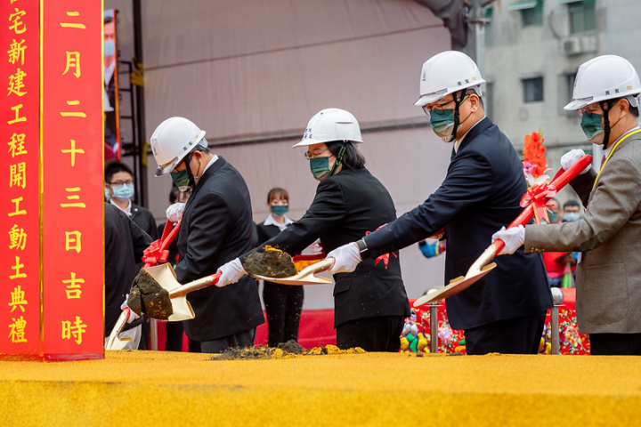 蔡英文總統23日上午出席「國家住都中心萬華‧安居社會住宅新建工程開工動土典禮」