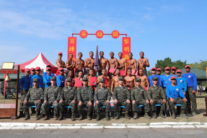 海軍陸戰隊22日辦理兩棲偵捜専長班153期綜合考驗週-多種運動綜合驗收暨結訓典禮。